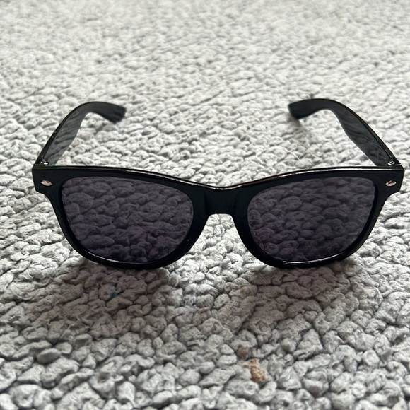 Classic Style Polarized Unisex Sunglasses - Picture 6 of 9